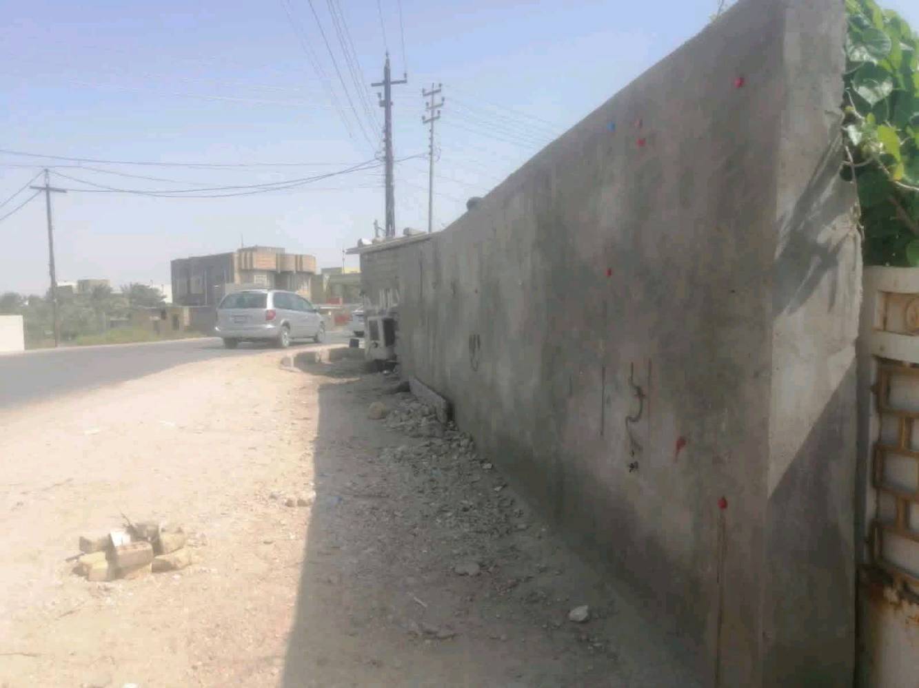 ببت للبيع مساحه ا400ركن محلات ثنين وياه مكون من غرفتين وصاله وصحيات ومطبخ عل شارع يبعد 100متر عن مفرك سديناويه بناء قديم بلوك  السعر 65وبي مجال بصيط التصال عل ***********
***********