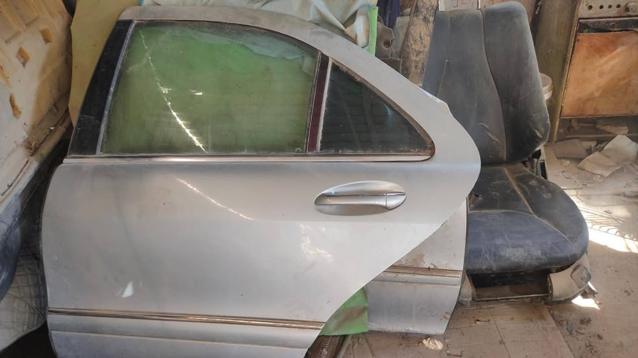 السلام عليكم غراض مارسدس غواص مديل 2000غراض نضاف بس يحتاجن ترتيب
بنيد امامي 
بنيد خلفي 
تخم كشنات نضيف بس الكشن مال سايق بي شك زغير 
جاملغات اماميه 
و٤ بيبان نضاف هنه والبطانه مالتهن والكهربائيات 
للبيع السعر 2مليون وبيهن مجال ابيعهن كلهن سويه 
مكاني بصره كرنه للتواصل خاص او علا هاذ الرقم 
***********
