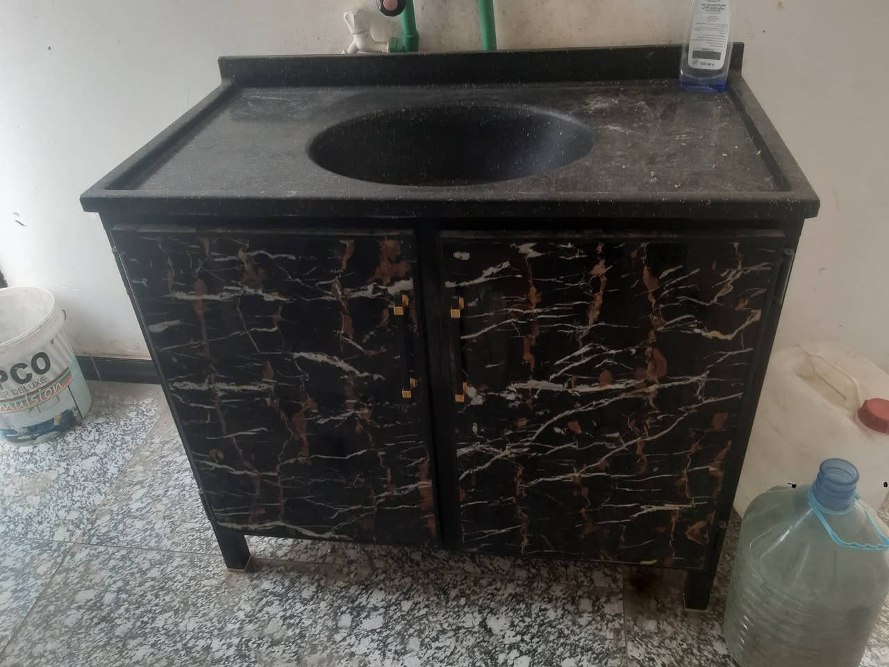 سلام عليكم كوانتر مطبخ سعر ٢٥٠   مكان ناصريه  ***********
