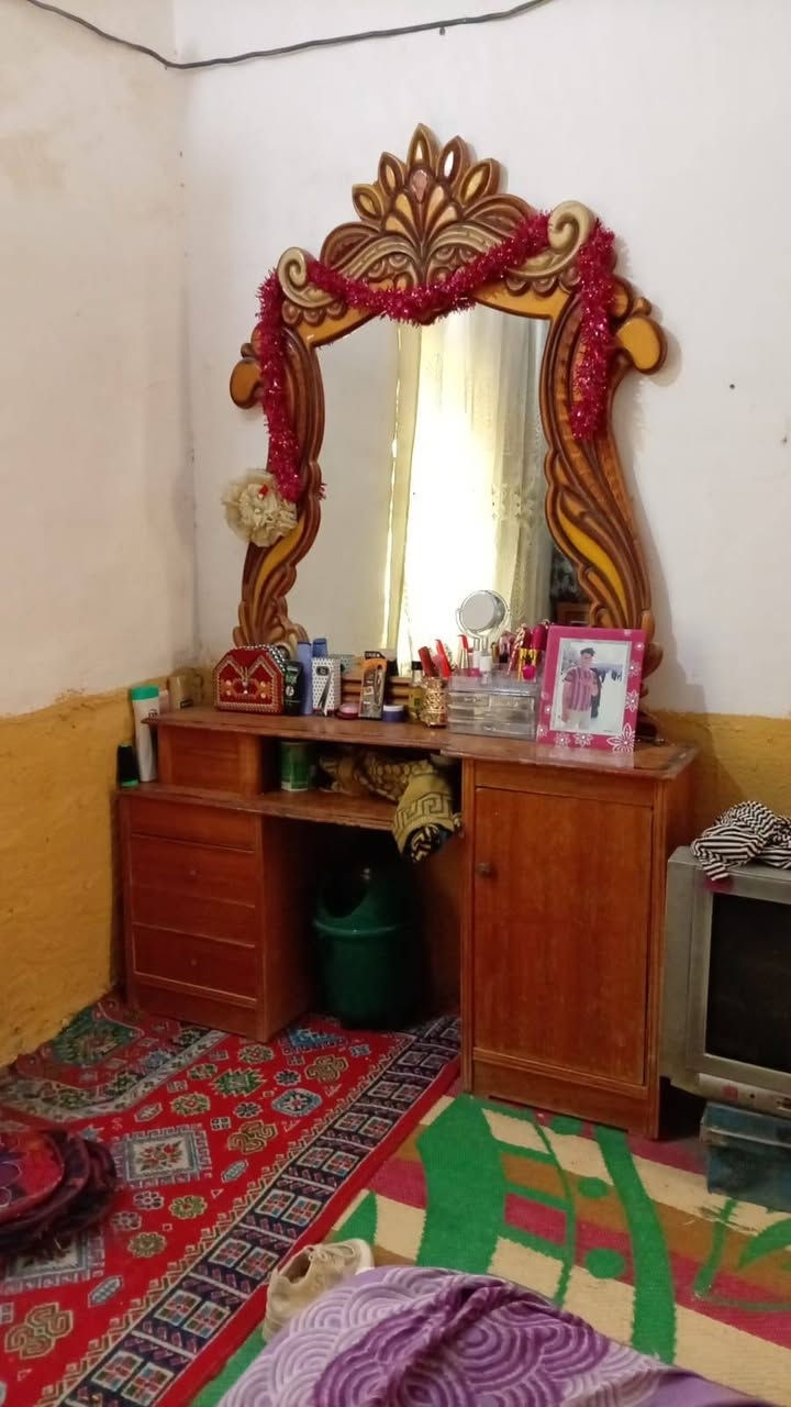 سلام عليكم البيع بوفيه وميز  وتاج البيع الشراي ينتصل على رقم ***********
