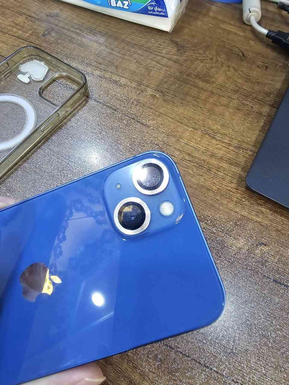 ايفون 13 عادي 128 (دبل سيم) نظيف بطارية 82 كارتون موجود وياه كفر شفاف.
ركز دبل سيم مو سيم واحد، سعر 400 الف
 مكاني بغداد الكاظمية شارع 60 مقابل مدينة العاب الكاظمية 
***********

