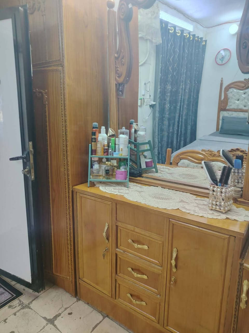 سلام عليكم عندي هاي الغرفه قبل للبيت نضيفه حيل سعرها 900 وبيها مجال عنوان مدينه الصدر هاتف ***********
