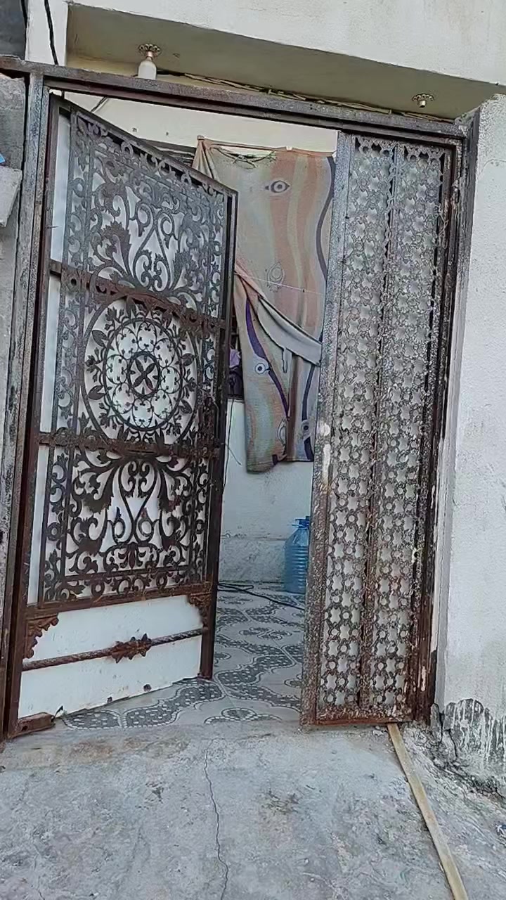 السلام عليكم متابعينه الكرام 
يوجد بيت لبيع 
المساحه ١٧٠ م 
الجنس العقاري طابو زراعي 
السعر ١١٥ مليون 
الموقع البصره ابو الخصيب قريب علئ المركز ومقابيل قاعت لآرين  دقيقتين عن الشارع السايدين مشي 
يتكون البيت من طابقين 
الطابق الأول /غرفتين وصالة ومطبخ وصحيات ودوانيه وطارمه 
الطابق الثاني / ثلاث 3️⃣ غرف وصاله وصحيات البيت كامل مكمل وكلش حلو وموقع هم حلو 
لتواصل والاستفسار الاتصال 
*********** 
مكتب عقارات سيد رضا المكصوصي
