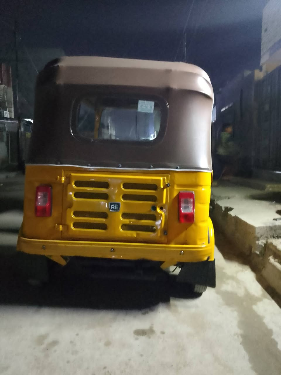 السلام عليكم
للبيع موديل 19 رقم وسنويه تحويل ثاني يوم
مكينه وكسل كفاله لا تنقيص ولا تبخير 
مكان بغداد الشعب 
السعر 5 و 700
الاتصال ***********
