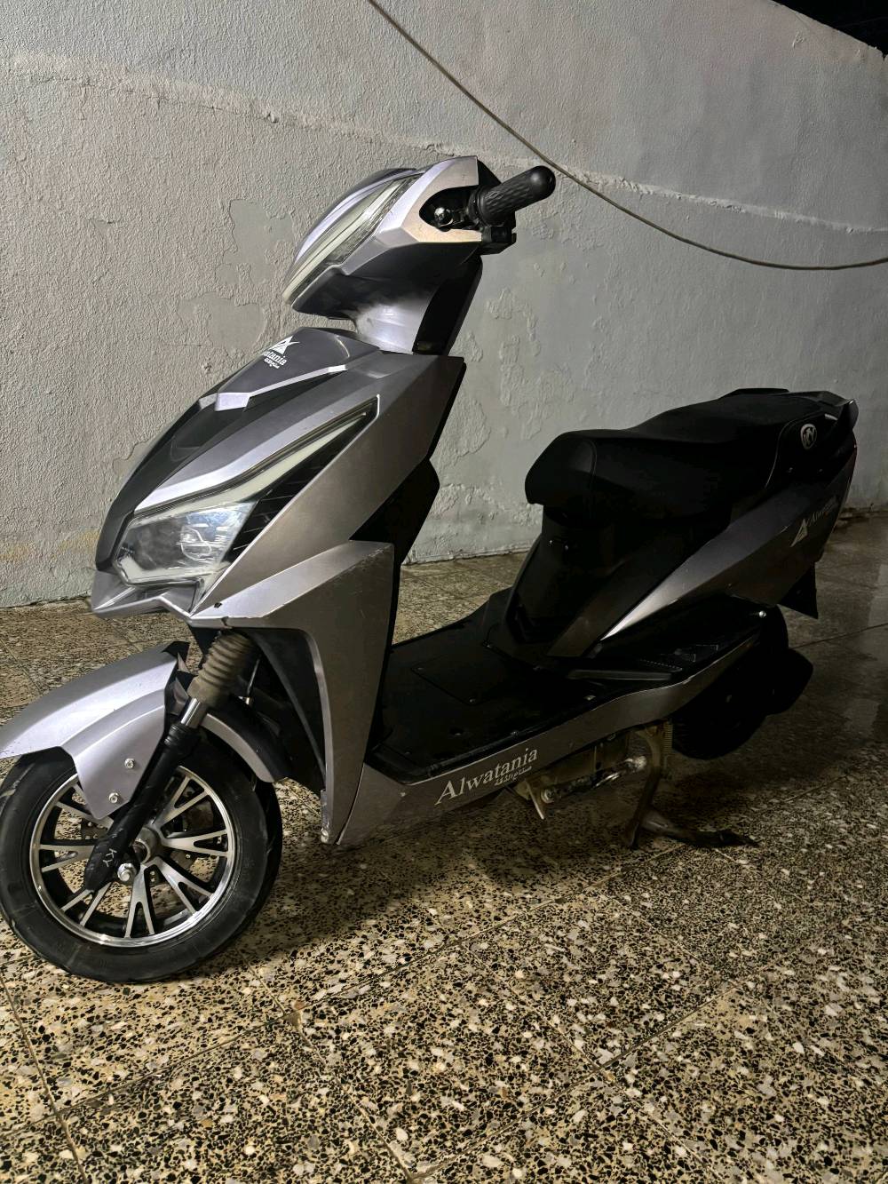 موتسكيل _ ماطور شحن الوطنية  ماطور شحن الوطنية درع 1000 واط بسرعة45 كيلو متر والشحن يكفي لمدة 40 كيلو متر ويحتوي على 6 بطاريات وفيه مثبت سرعة والبك (الرجوع للخلف) بسعر  550 الف وبي مجال للتواصل 
واتساب 
***********

ما هو موديل الدراجة بالضبط؟: 
2025
هل هناك أي أعطال أو إصلاحات معروفة؟: 
بطاريات نص عمر 