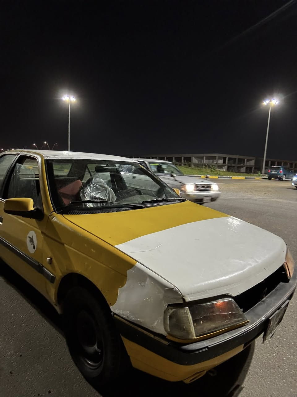 السلام عليكم بيجو 405 موديل 12 كير مكينه كفاله راعيه موجود شرط تحويل السياره جاهزه السعر 15 مكاني بصره***********
