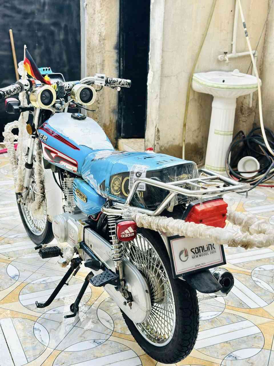 السـلام عليكم. دراجة تايكر21 للبيع كاملة مابيها نقص كلشي شغال منفيس موجود صالنصه صوت  ب500 وبيها مجال للشراي *********** مكاني حي العسكري
