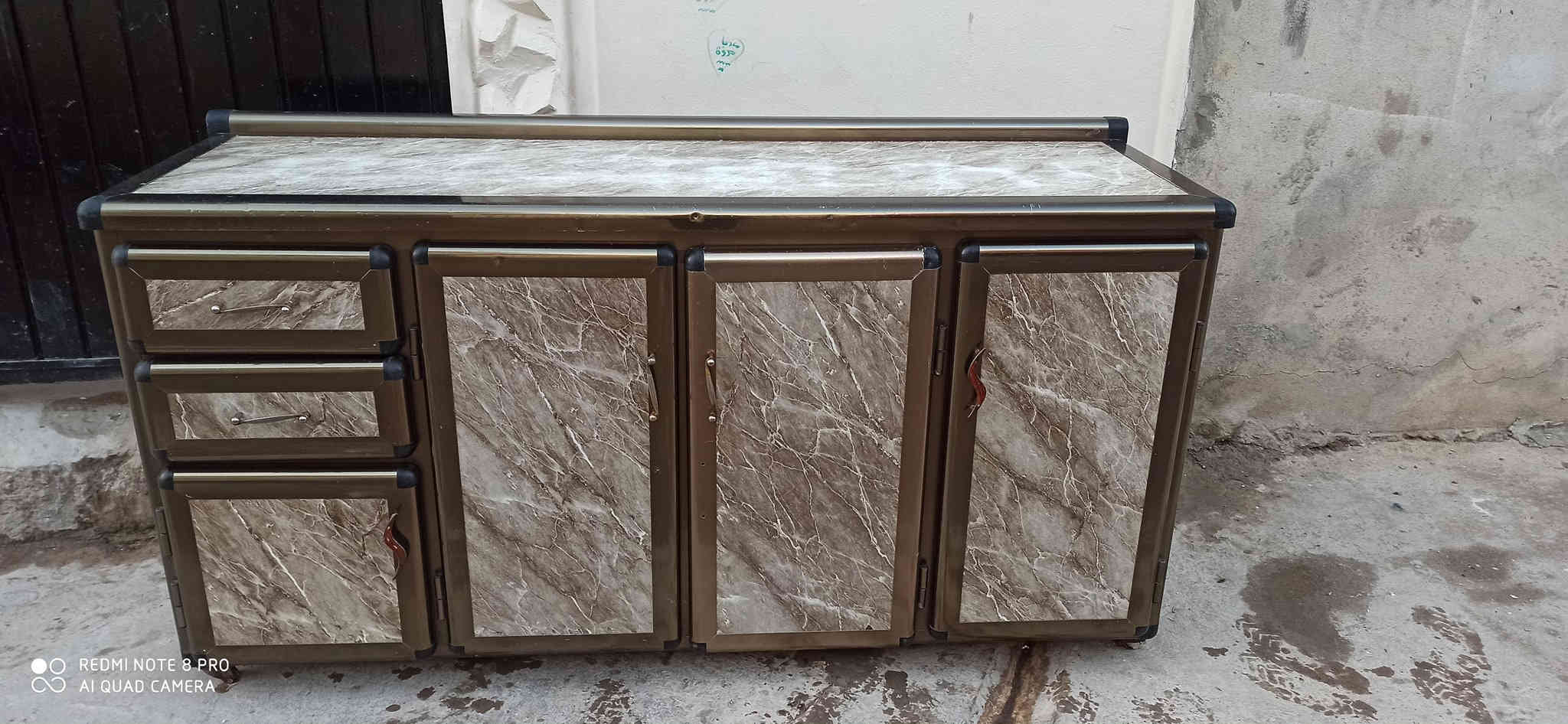 للبيع كاونتر أرضي شغل ثقيل نظافة 90% طولها متر و70 السعر 110 بي مجال مكان موصل رشيدية 
الرقم كورك ***********
اسيا ***********
