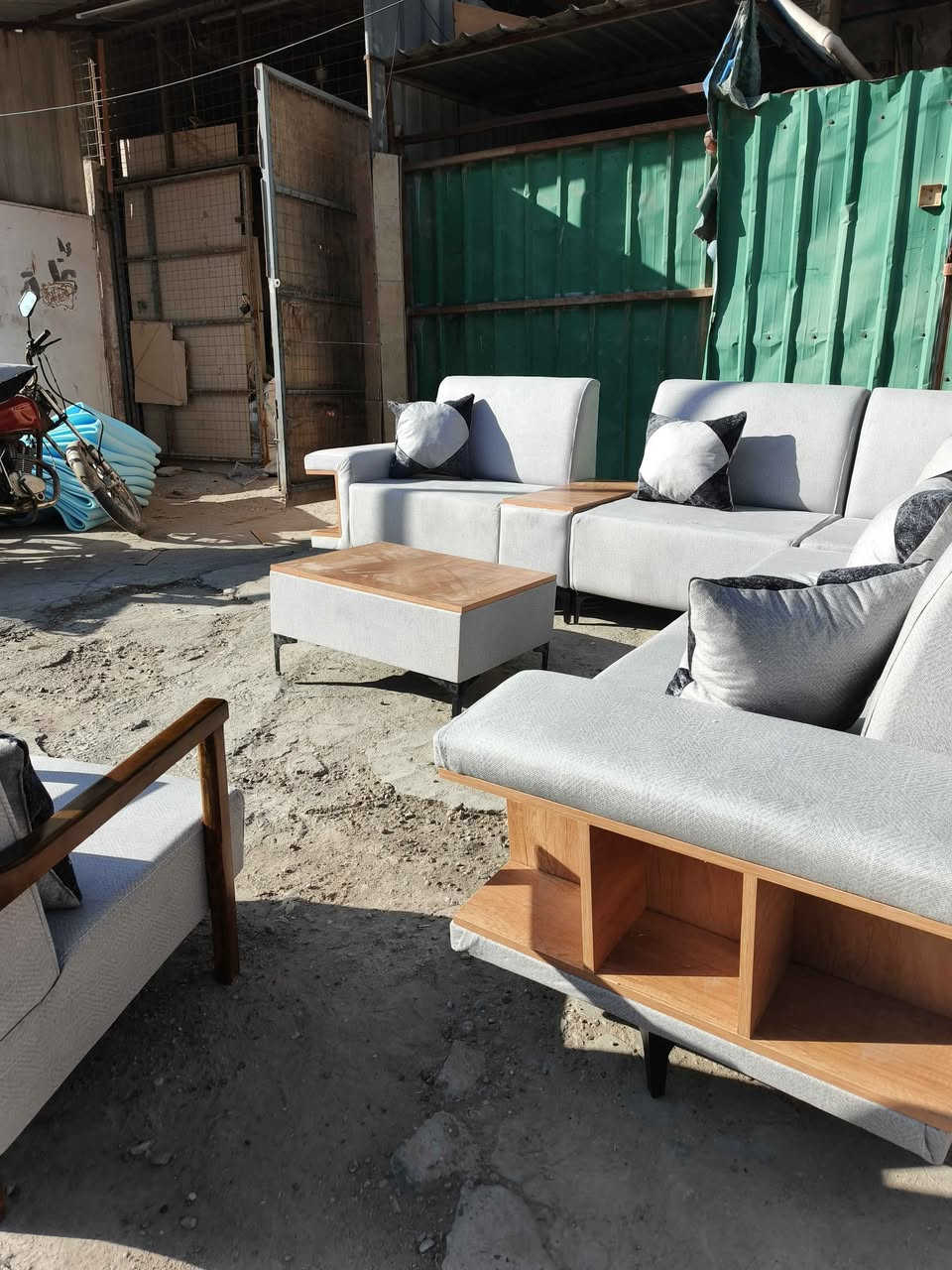 سلام عليكم ديوان كورنر خشب زان قماش كتان درجة اولى الشغل مرتب مقعد بلوك ضمال ٣ سنوات الديوان جديد غير مستعمل مثل مشوفون بالصور مع ٨ كوشات هدية عنوان الشعب *********** بغداد, العراق
