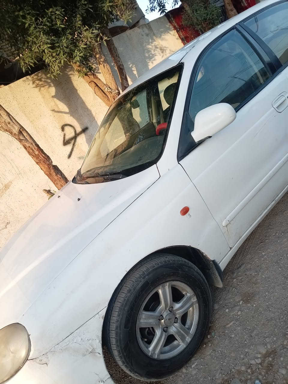 سلام عليكم سياره دايو اكنزه موديل 2000 محرك كير مكفولات لا تبخير ولا تنقيص  حداديه تمام تايرات كهربائيات شغاله تحويل ثاني يوم رقم انكليزي مكاني واسط كوت. شراي يتصل مامتواجد خاص ***********
