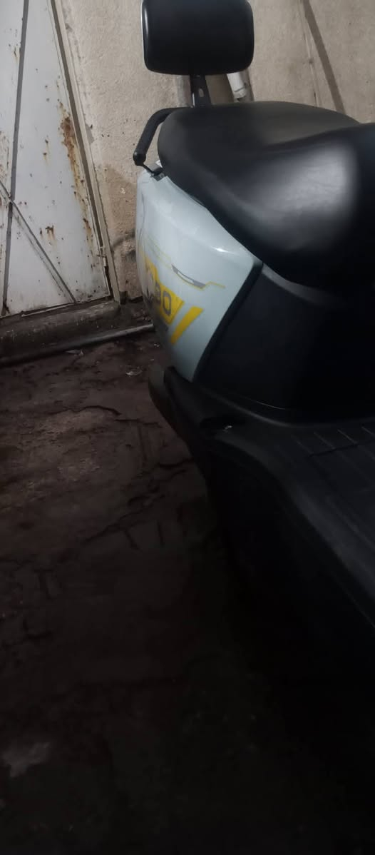 السلام عليكم للبيع دراجه شحن حجم كبير 6بطاريات الكبار مسطره سرعه 60 حقيقي 3نمر اشاير يمنه يسره لايت زنون عالي ناصي نضام الR وتثبيت سرعه دراجه حيل نضيفه وجديده مابيها كل نقص استخدام 3اشهر فقط مكاني بغداد جديده سعر 650 وبيها مجال ***********
