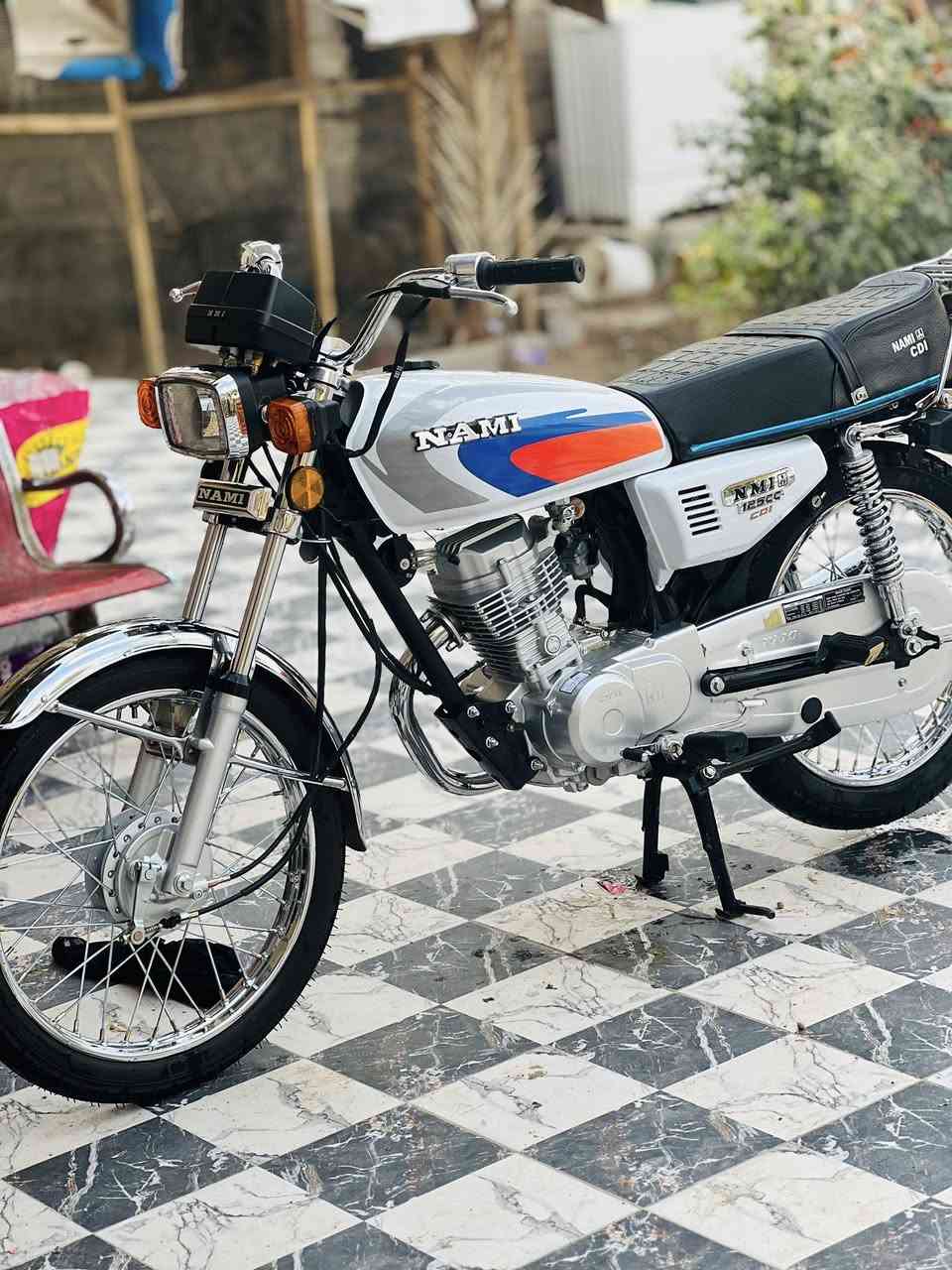 السلام عليكم دراجه للبيع تعمير الشاصي 20 والتعميره كلها 26 اصلي شلامچه صارلي اقل الشهر من عمرتها الدراجه مناقصها اي شي 
السعر مليون و150 والي مايعجبه السعر خلي يعبر المنشور 
مكاني الشطره 7 نيسان 
***********
