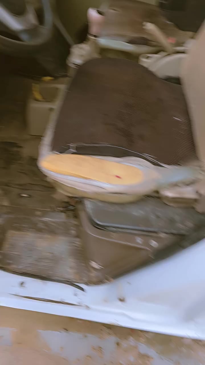 السلام عليكم ورحمه الله وبركاته سياره فاو خشفه ١٠راكب موديل ١٥رقم. قادسيه السعر36وبيه مجال  سياره مكفوله بس بخار بل محرك هاذه رقمي *********** العنوان الديوانيه
