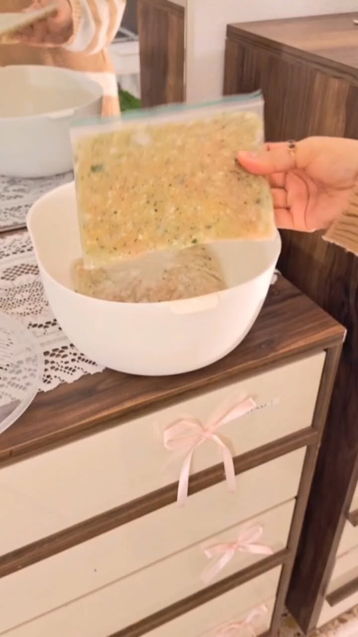 جهاز إذابة اللحوم والأطعمة المجمدة مع تعقيم UVC – موديل DM-016
الاستخدامات:

إذابة اللحوم المجمدة بسرعة وأمان (دجاج، لحم، سمك).

إذابة الخضروات والأطعمة المجمدة خلال وقت قصير.

تعقيم الطعام باستخدام ضوء UVC المدمج.

الحفاظ على نضارة المكونات قبل الطهي.

مناسب للاستخدام اليومي في المطبخ المنزلي.

المميزات:

موديل: DM-016

القدرة: 5 واط

الجهد الكهربائي: 5V

يعمل عبر كابل USB

طول السلك: 30 سم

تقنية توزيع هواء ثلاثي الأبعاد لتسريع الإذابة

مصباح تعقيم UVC مدمج للمساعدة في تقليل البكتيريا

تصميم مكوّن من:

- سلة تعقيم
- سلة ماء
- غطاء شفاف محكم

تصميم تصريف سفلي للماء

خامة بلاستيكية متينة وآمنة للاستخدام الغذائي

استهلاك طاقة منخفض

يعمل بضغطة زر واحدة

خفيف الوزن وسهل التخزين

أبعاد الكارتون:

31.5 × 25 × 13 سم

بلد المنشأ: الصين

محتويات الصندوق:

جهاز إذابة اللحوم DM-016

سلة داخلية مثقبة

غطاء شفاف

وحدة مروحة وتعقيم UVC

كابل USB

دليل استخدام


**إذا كنت صاحب هذا الإعلان وتريد حذفه لأي سبب، رجاءا أرسل رسالة إلى الدعم الفني**