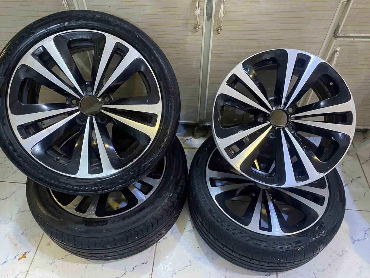 السلام عليكم
تخم وياله مال بي ام 
حجم 18 
بيهن تصليح تخم كامل 
واحد. يحتاج تصليح 
مع ثلاث تايرات 
السعر 160 الف قفل 
مكاني بغداد الدوره 
***********
