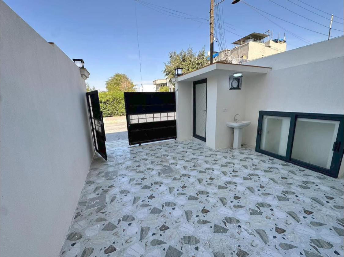 دار للبيع المساحة ١٠٠م 

طابقين مقابل حديقة طابو ملك صرف 

المساحه 100 م 

الواجهة 5 م 

الموقع حـي العسكري قرب مدرسة الفضائل 

بأسم شخص واحد سنة البناء ٢٠٢٥ 

يحتوي الطابق الاول كراج استقبال مطبخ وغرفة 

نوم وصحيات داخلي وخارجي والطابق الثاني غرفة 

نوم وهول وصحيات درج داخلي الدار فول 

مواصفات نظام دكت سقوف مغربي بالكامل نظام 

غاز نظام كاميرات الموقع مميز جدا كركوك 

السعـــر : 118 مليون مع المجال 

* نستقبل جميع عروضاتكم السكنية 🏠 والتجارية 🏡 بكافة مناطق كركوك  
............................_.....

للمزيد من المعلومات مراجعة مكتب جنة العراق للعقار 

حي الــــــواسطـــي 

في السايدين اذعة الرشيد 
 
قرب مسجد نور الدين الزنكي 

او الاتصال على الرقم 

📞  ***********
