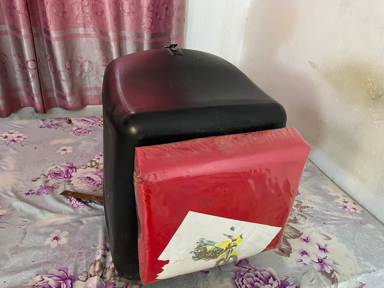 سلام عليكم 1__صندوك دلفري حجم جبير اخو الجديد وعلي تجوة ضهر جديدة 2___صندوك دلفري قماش نضيف كلش 3____خوذة نضيفة مابيهة ضرر وعليهة سماعة ومايك وحاكية ابيع شلعة كلهن 75الف مكاني كربلاء ***********
