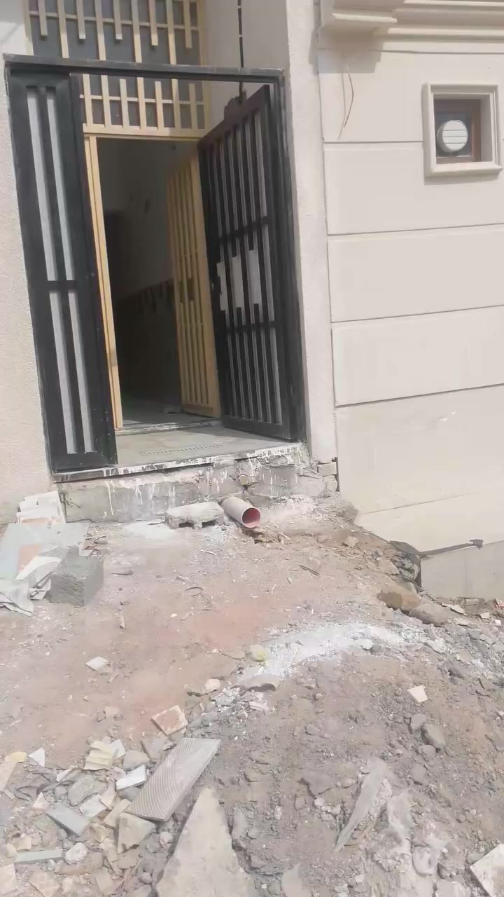 اسلام عليكم بيت المساحه 50مترطابوصرف 
للبيع رباط كونكريت بناء درجه اولى سكف سندويج بناء حديث جاهز لسكن خدمات ماء كهرباء مجاري مستوصف مدارس العنوان أمن اداخلي قرب علي العارظي اسعر 55 مع المجال لتواصل هاذه رقمي ***********
