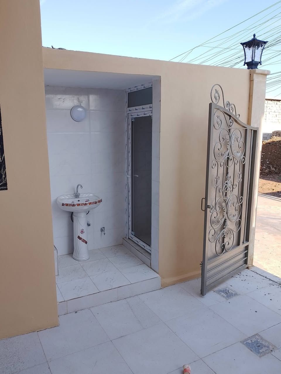 عروض مكتب التصميم الملكي العقار 👑 

دار للبيع حي الملايين الثانية 

زراعي سند 25 وصل بلديه قرار تمليك 

المساحه الدار 144 متر الواجه 9 

خدمات كامل ماء وكهرباء وتبليط 

يتكون الدار  من غرفتين نوم  هول 

مطبخ صحيات استقبال 

تسليم فوريي 🔑 بناءً حديث 

للاستفسار والتفاصيل للاتصال عل الأرقام التالية 🌍 

عنوان المتكب طريق موصل دهوك قبل بناء الجاهز 🌍 

☎️ ***********

 ☎️ ***********
       
***********☎️

☎️ ***********
