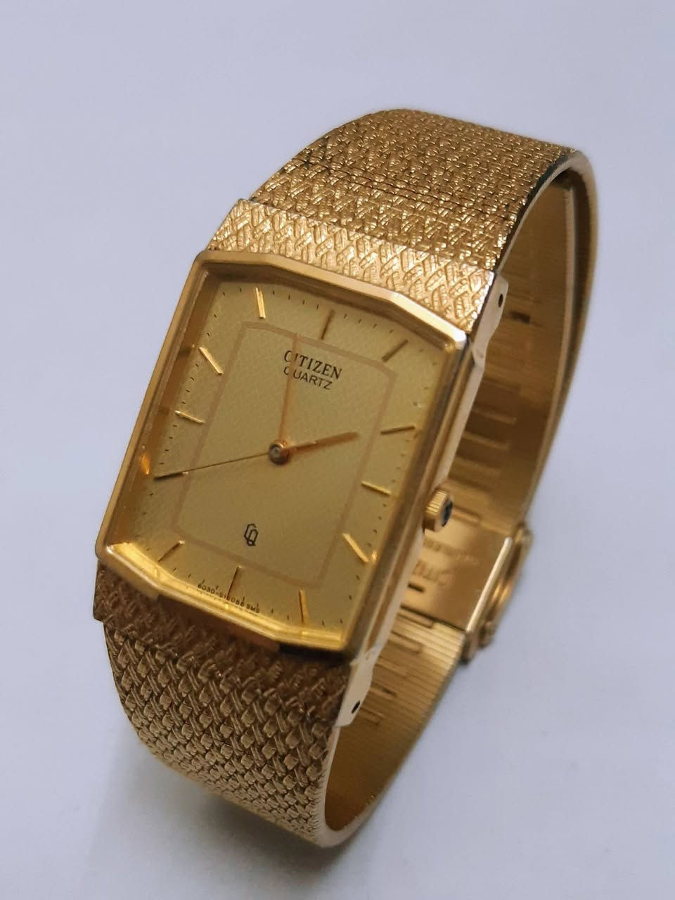 تحية طيبة
#Citizn_Tank_Vintage_1980 .
#سيتيزن
تانك إنتاج اليابان
القديم ١٩٨٠ فنتج
ساعة طلاء ذهب
سير حصيرة شبكي 
(Mesh strap)
الحركة كوارتز 
دقيقة جدا .
القطعة تناسب الجنسين او كطراز رجالي كلاسك النظافة تامة ممتازة جدا
شحن وتوصيل متوفر لكل المحافظات .


**إذا كنت صاحب هذا الإعلان وتريد حذفه لأي سبب، رجاءا أرسل رسالة إلى الدعم الفني**