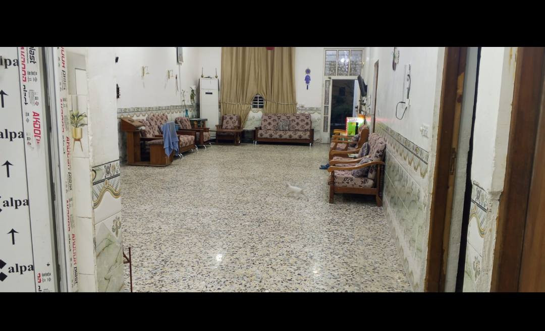 دونم للبيع بالسلاميات بعد سيطره ابو ريشه مبني بيت مساحه 400متر من غير الاستقبال الخارجي يحتوي على اربع غرف وهول ومطبخ و3حمامات مشتركه داخل البيت و2 خارجيات يم الاستقبال ويحتوي على 2مخزن وباقي الدونم مزروع كافه انواع الاشجار والنخيل والحمضيات مكلفه بلنشر هذا صاحب  البيت (***********)
