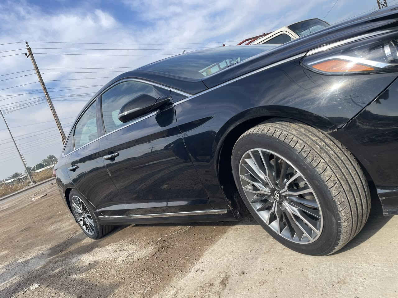 سوناتا 2018 سبورت كلين كلين
بدون صبغ شوط حتى دعاميات شركه ليبل واحد حتى دعاميات ليبل  ضررها بسيط الدوسه مفتوحه
مكينه كير شرط 
حداديه امامي خلفي شرط
تخم تاير جديد
سياره بسمي شخصياً
تقريبا فول مواصفات 
شاشة كبيرة
كامرة دوارة مع حساسات
فول تحكمات ستيرن 
شفتات ستيرن
لايتات ليد 
نقاط عمياء واشاير بلمري
بصمة السيارة
فتحة سلايد 
كشنات تدفئة
 سقف اسود الداخل
ماشية 85
محرك 2400 
مكاني بغداد المدائن سعرها 160@
كلشي موجود بسوك
***********
