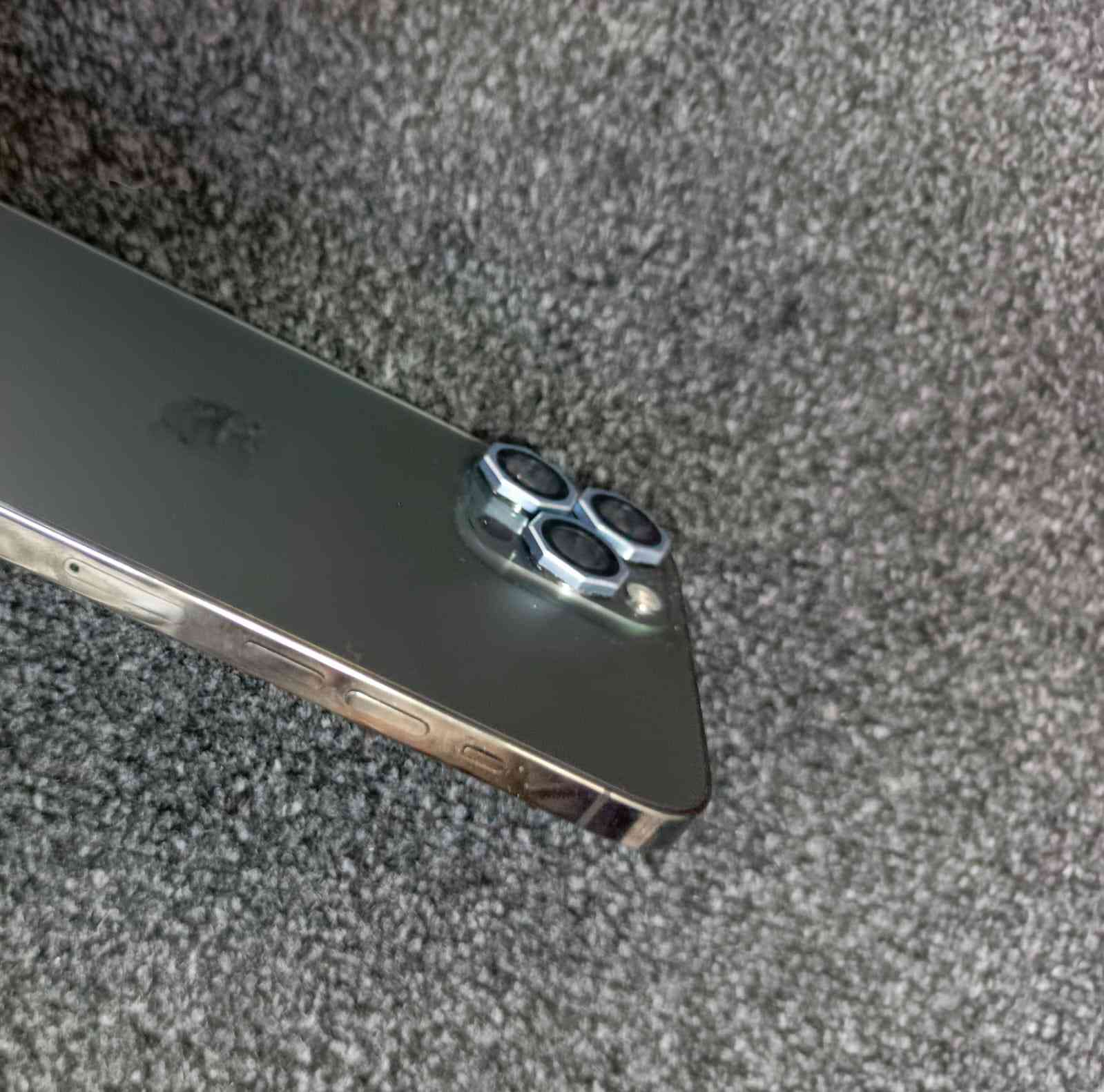 السلام عليكم ايفون 13بروماكس مبدل شاشه اصليه وكاميرا اصليه من شركه بطاريه 83 فيس ايدي شغال تلفون نضيف كلش ذاكره 512  لتواصل ***********وتساب .
