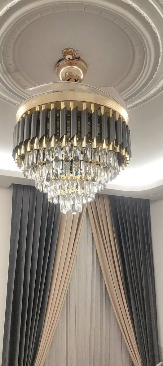 للبيع ثريه ام المروحة نظيفه جدآ الانارة 3 الوان تشتغل والمروحه ست درجات بس المحوله مال مروحة عطلانه السعر ٤٥
***********
