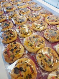 🍕✨ مني بيتزا طازجة بحشوات منوعة ✨🍕 لأن الذوق يختلف، وفرنالكم ألذ أنواع...