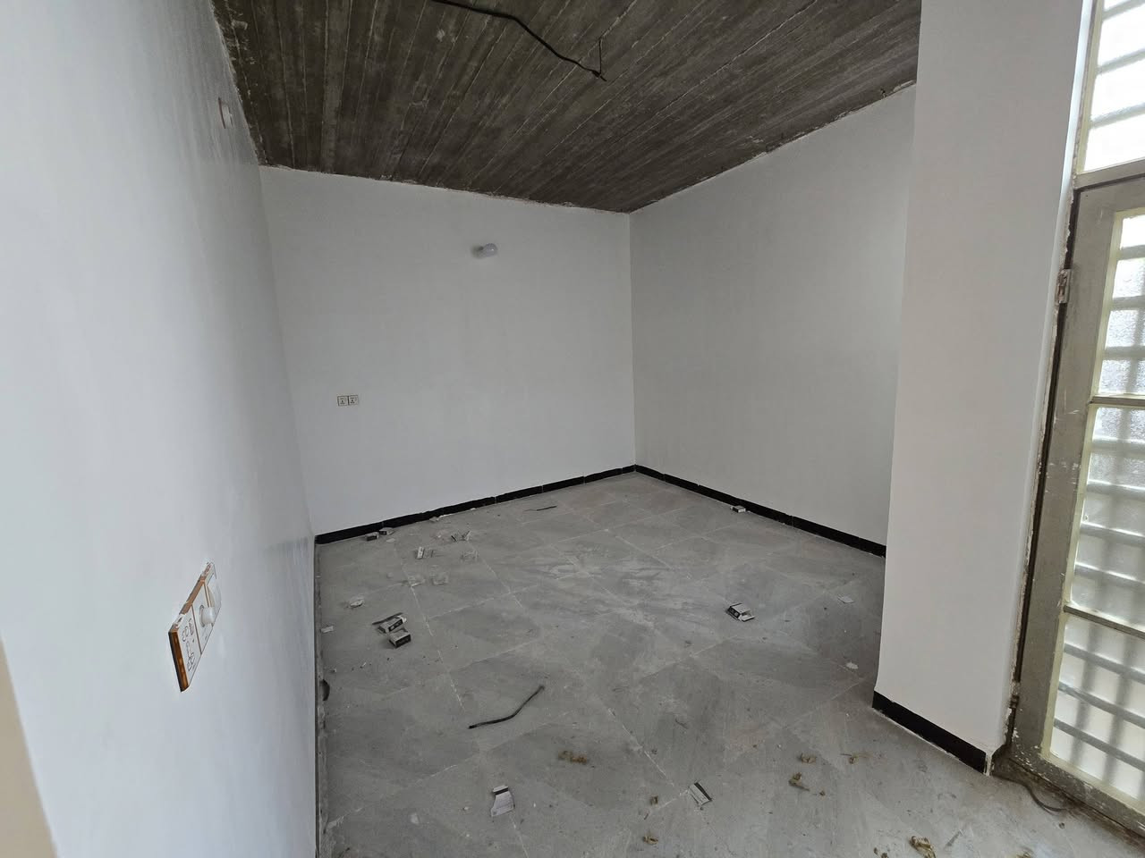 السلام عليكم
بيت ركن للبيع المساحة 240 متر 
يحتوي على استقبال + مطبخ + 3 غرف + مرافقات 2 + مكشوفات 3 + ومجمع حمام 
المواصفات:
بناء جديد 
اساس كونكريت
بناء طابوق جمهوري 
السقف كونكريت 
المطبخ والحمامات كلها سيراميك 
ارضيه بورسلين
كهربائيات كامله 
تأسيس الماء كامل 
 
النواقص :
الاستقبال فقط لبخ جص وعايفي 
وسقوف على الصب نفس ما موضح بالصور 
ونقص تشطيب الماء فقط

المكان: البراكيه -شارع المطار القديم - الفرع الي قبل اسواق عسوله 

للأستفسار اكثر الاتصال على ***********
