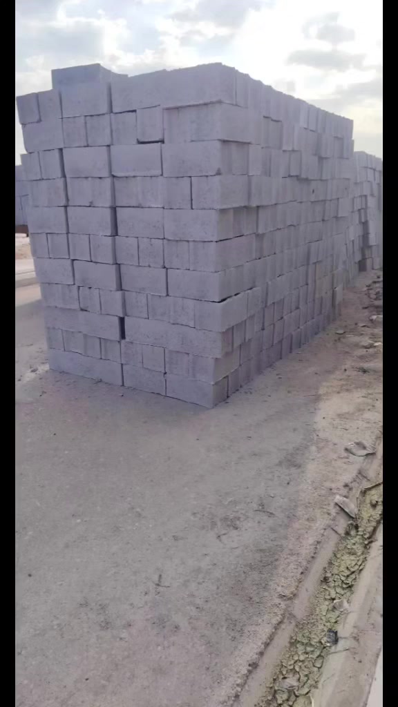 مرحبا شباب الغالين يوجد لدينا ابلوك درجة امتياز بحدث المكائن معمل حديث الصنع 2020  خبط مركزي بخبرات عالية الدقة قياس البلوكة 40 ×18ونص ،قياسات هندسية يوجد توصل كافة مناطق السماوة مع شرط البلوكة توصلك لامكسورة ولامثلومة قالب جديد لاسعار حسب مكانك لاستفسار الاتصال برقم *********** / الوكيل المعتمدم ال شركة بارق علي حيدر علي
