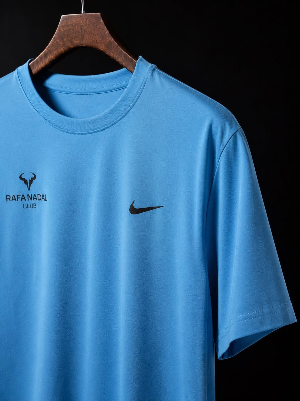 Nike Rafa Challenger 
تيشيرت من نايكي مصمم بالتعاون مع بطل التنس الشهير رافائيل نادال مخصص للانشطة الرياضية ذات الاداء العالي 
مجهز بتقنية Nike Dri-FIT المتطورة التي تعمل على سحب العرق عن البشرة لتبخيره بسرعة، مما يساعد على بقائك جافاً ومستريحاً أثناء اللعب المكثف 
يحمل الشعار الشهير لرافا نادال (الـ Bull) جهة اليمين مع عبارة "RAFA NADAL CLUB"، وشعار نايكي (Swoosh) المميز جهة اليسار
لون ازرق فاتح مميز 
خامة بوليستر 100 % 
بلد الصنع : كمبوديا
القياس : M 
عرض الصدر : 53 سم 
توصيل مجاني داخل بغداد وباقي محافظات العراق 🚚⁩


**إذا كنت صاحب هذا الإعلان وتريد حذفه لأي سبب، رجاءا أرسل رسالة إلى الدعم الفني**