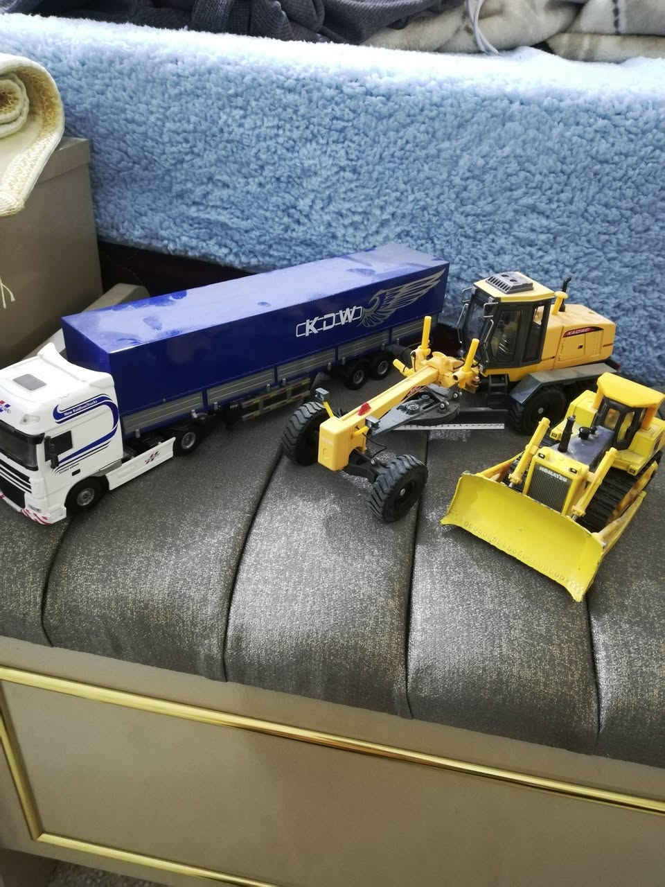 سلام عليكم الاليات للبيع بلدوزر حديد  وكريدر حديد وتريله  الإتصال على الرقم  ***********
