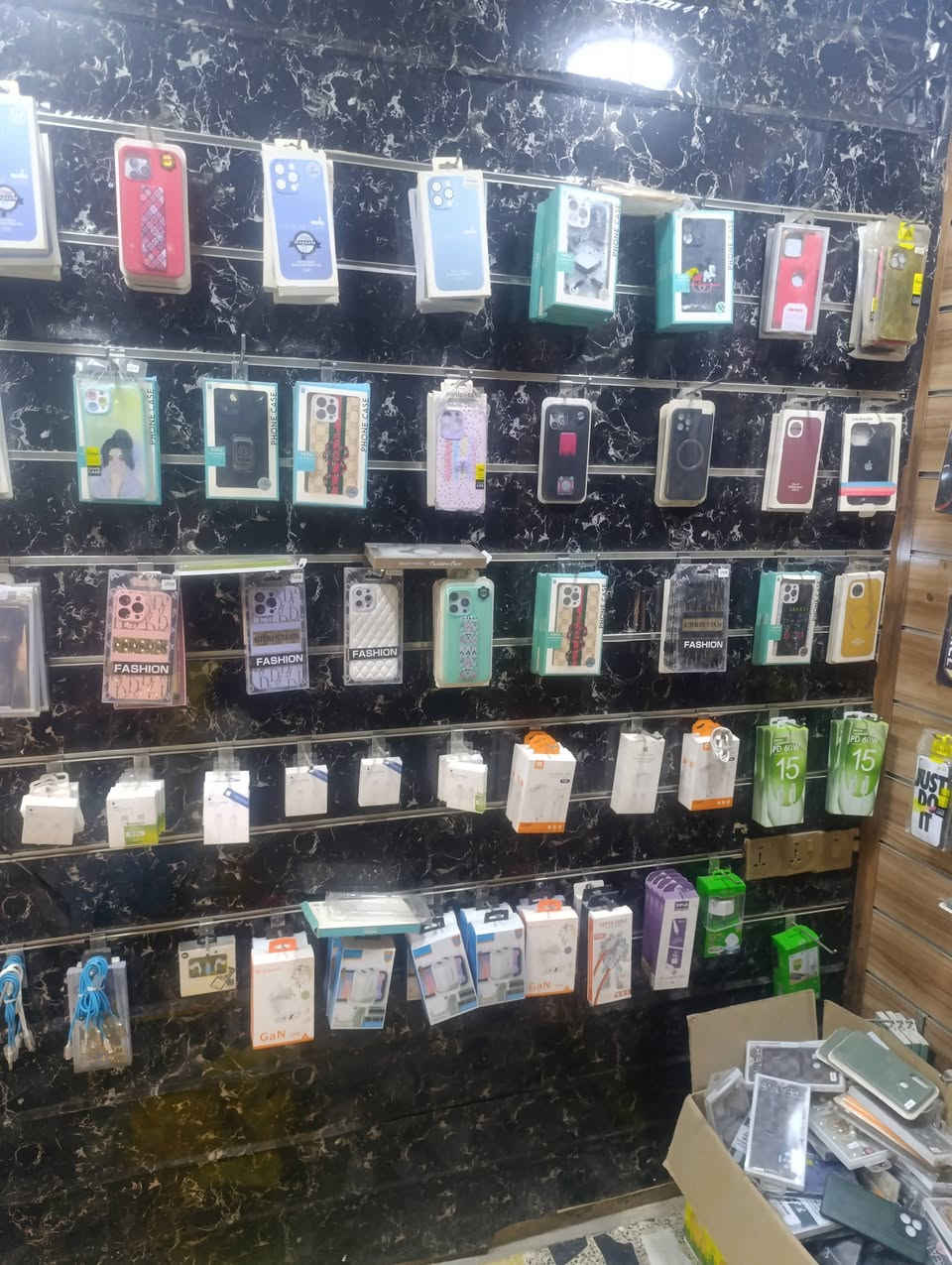 سلام عليكم ورحمة الله وبركاته
كفرات متنوعه عدد 590 قطعه 
ايفون سامسونك انفكس 
سعر 200 الف 
مكان العبيدي 
***********
