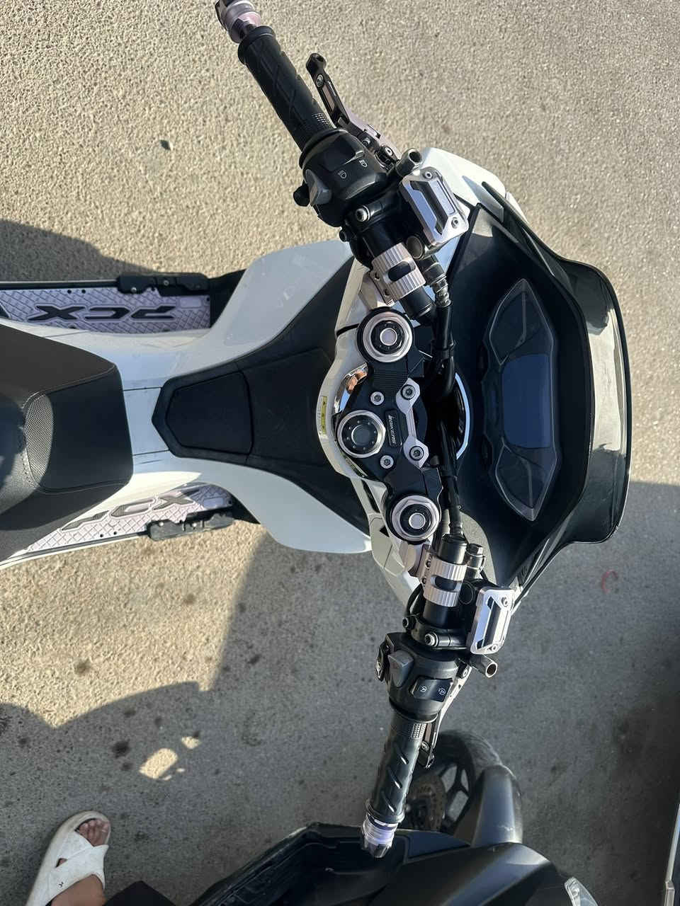 سلام عليكم
Pcx 125cc  كوري🇰🇷
للبيع .مواصفات
APS
حساس زدحام
حساس استاند 
ستيرن تزويد ٣ قطع
دوسات تزويد 
قبق شوته شفاف
ستاند تزويد 
ماشيه 60 الف 
دراجه نضيفهه 
رقم ***********
مكاني بغداد حي الجهاد 
سعررر ١٨ورقه ونص بيها مجال بسيط 🤍

