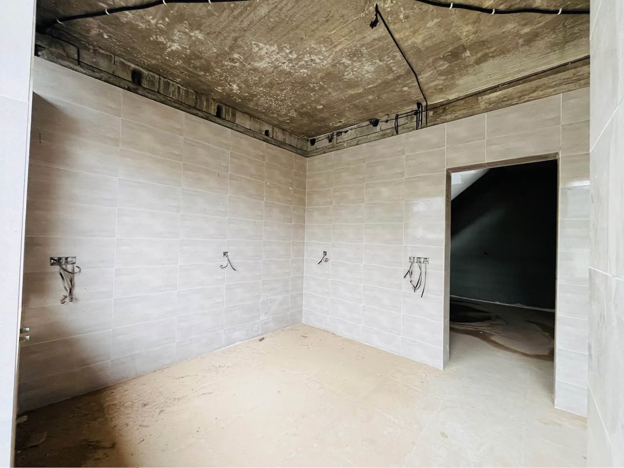 دار للبيع 100م مربع ركن 
داره كوناره فرع مخبز أم مصطفى 
طابو زراعي سند 25 بأسمي 
يحتوي على 
غرفتين نوم 
هول داخلي 
استقبال كبير 
مطبخ ومطبخ حار 
بيتونه 
البيت باقيله فقط سقف ثانوي وبيبان وسويج بلاكات 
للاستفسار *********** خناقين, ديالى
