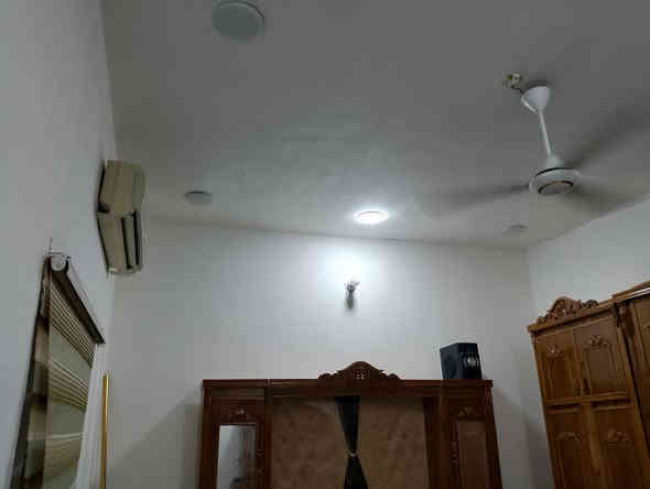 سلام عليكم بيت للبيع 200مترعل سياحي كاع توحيد قرب السكه يتكون من غرفتين وصاله ومطبخ وحمام وبراني بناء حديث عوزه المطبخ سيراميك سعر 95وبي مجال ***********ديوانيه
