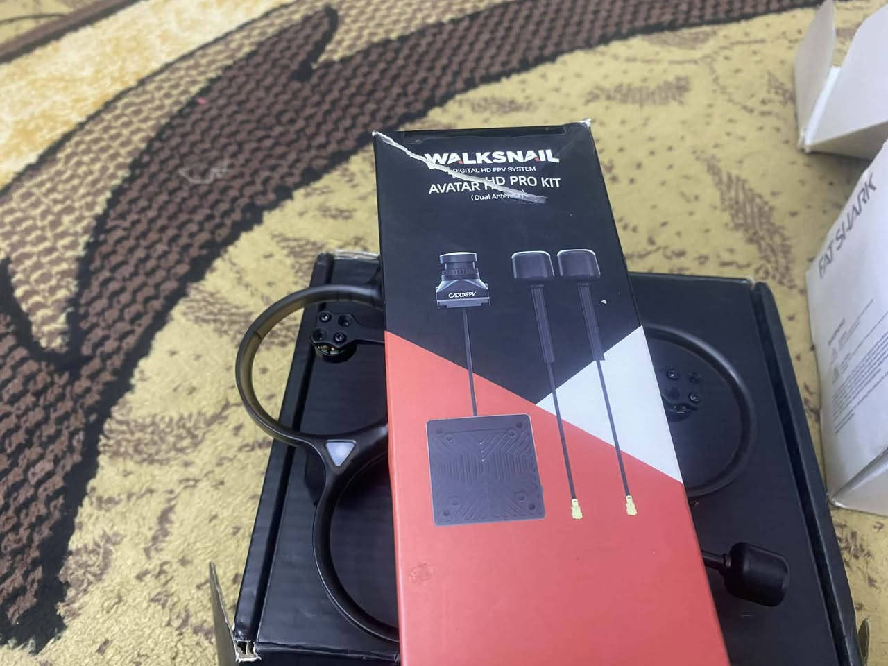 درون + نضارة + كاميرا
طيارة 2.5
3s بطارية
منظومة Avatar تاخذ رام
نظارة Avatar Hd 
Fatshark نظام تسجيل في النضاره
كامر كت كامل Avatar
Kv 8000


**إذا كنت صاحب هذا الإعلان وتريد حذفه لأي سبب، رجاءا أرسل رسالة إلى الدعم الفني**