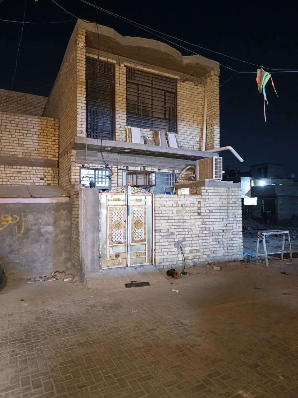 سلام عليكم توفر عدنا بيوت 60 متر طابقين نقص بي كاشي طابق الأول وطابق ثاني كاشي وبياض عنوان حي كوفه شارع مخازن مقابيل بانزين خانه مال علاوي الاسمر الاستفسار ***********
