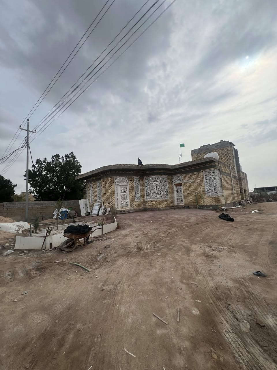 للبيع بيت مع محلات العدد 5مع بيت  مساحه ارض كبير البيت عدد الغرف 3مشتملات مكان البيت مع المحلات البصره قضاء الدير قرب المحكه مقابل جسر مشات جديد التصال والسستفسار عل رقم الهاتف *********** سعر خاص مكلف بنشر
