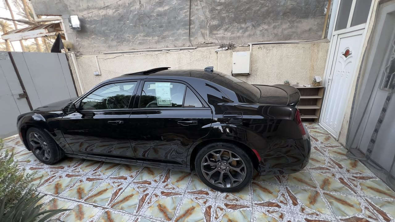 السلام عليكم
كرايسلر 300S .

الموديل :2019 . ( كندي 🇨🇦 ، كلين كفاله ) 

اللون : اسود ( السياره مرايه 🧿 )

العداد : 50mi 

المحرك : 3.6L . V6 .

الرقم : دهوك بأسمي ( سنويه جديد )

المواصفات :

* بانوراما .

* ⁠مصابيح اماميه زينون .

* ⁠ويل قياس 20 انج عنكبوت .

* ⁠مقاعد جلد .

* ⁠مقاعد اماميه كهرباء .

* ⁠مقاعد اماميه تدفئه .

* ⁠تشغيل عن بعد .

* ⁠مثبت سرعه .

* ⁠كامره خلفيه .

* ⁠شفتات بل ستيرن .

* ⁠مرايا متحسسه للاضاءه العاليه .

* شاشه جبيره .

* ⁠السياره⁠ بجم عريض
* عنوان السيارة بابل حله شارع 60
للاستفسار اكثر ***********
