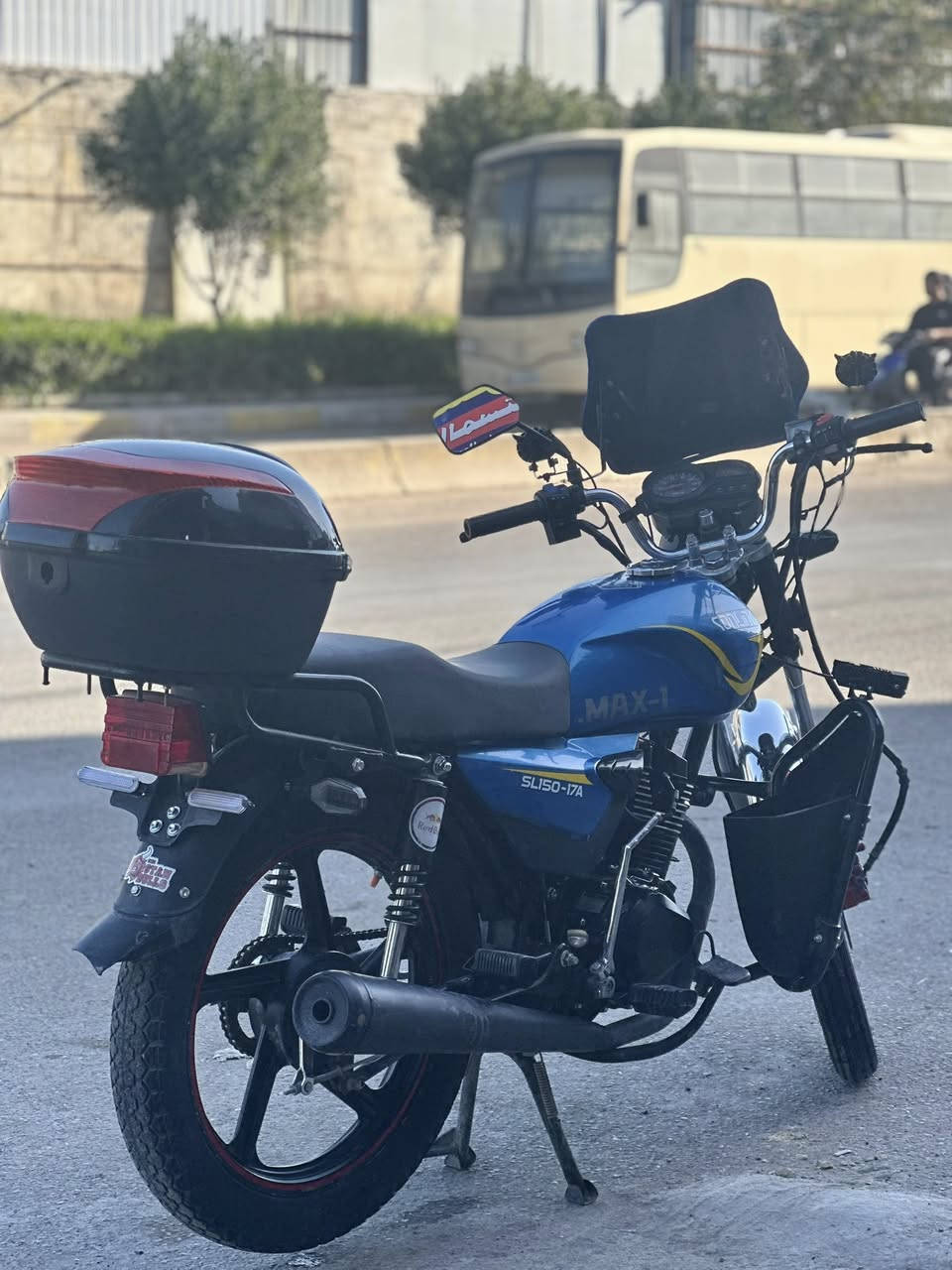 سلام عليكم سولنك ماكس 1 موديل 24 دراجة اخت زيرو مال بيت بيه درع وزنون اصلي مابيه كل نقص دراجة سعره 800 وبيه مجال مكاني سيدية تقاطع درويش ***********
