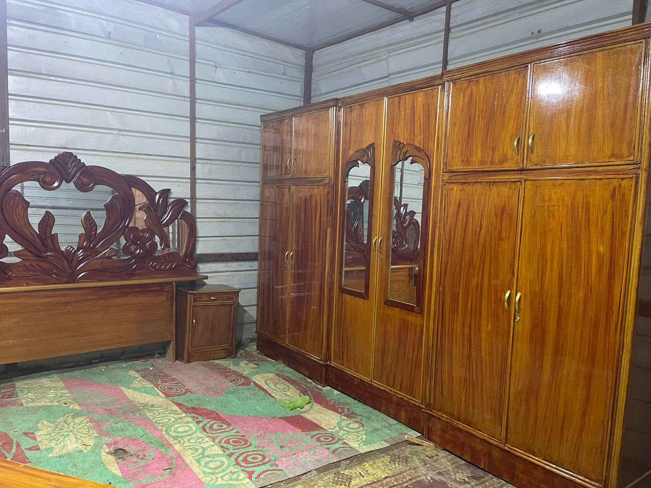 غرفه اخشاب للبيع ست ابواب ملحق صاج داخل وخارج ضهر جرجوبه زاويه كنتوريه السعر 650 الاتصال على الرقم *********** بغداد متواجد واتساب وعندي توصيل بكروه
