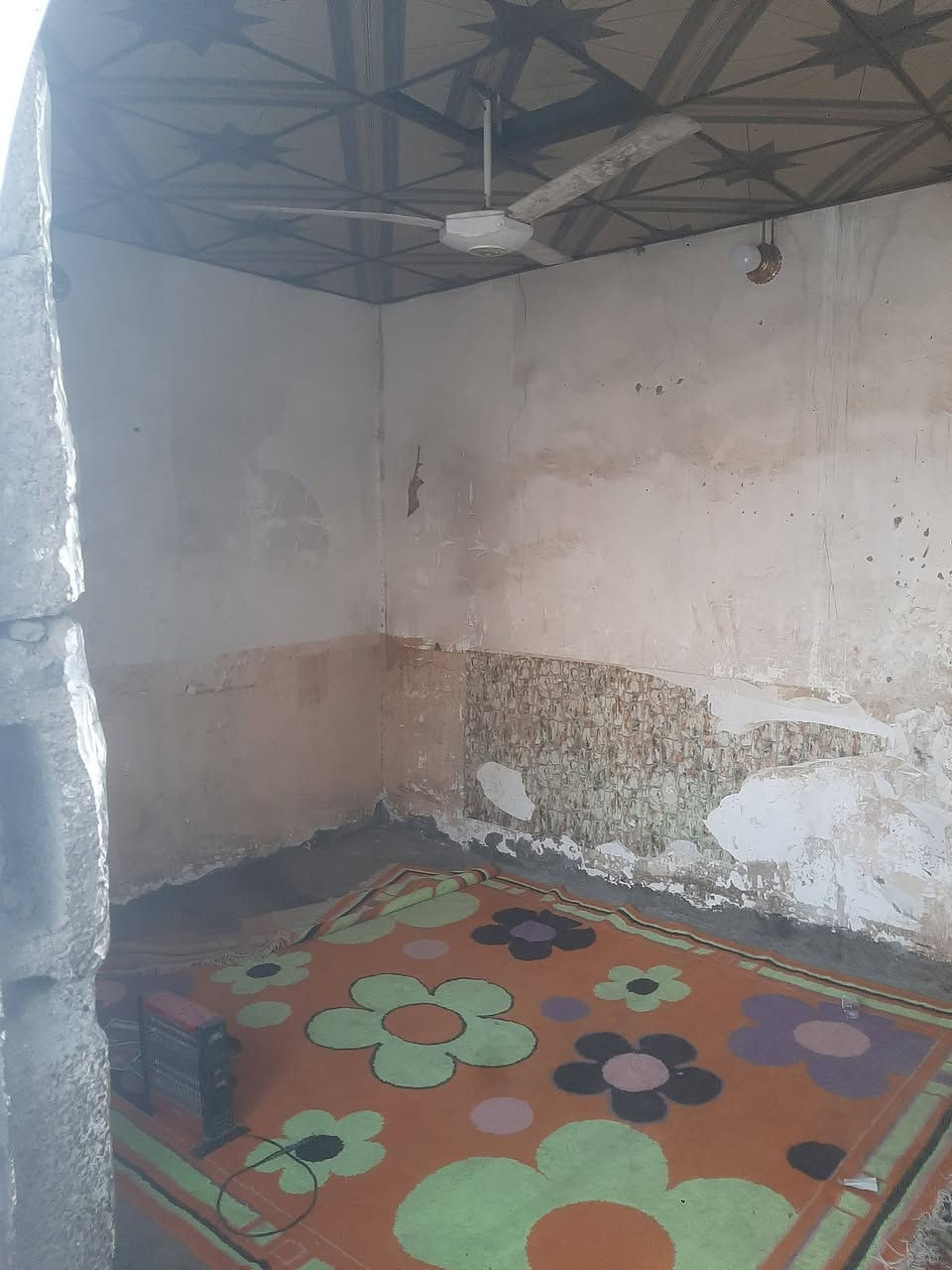 سلام عليكم بيت تجاوز 100 متر مربع السعر 6 وبي مجال. مكان جكوك الدبخاين. رقم الهاتف ***********
