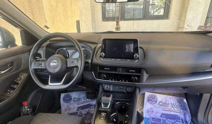 السيارة المعروضة هي نيسان روج جديدة ومصانة بشكل جيد. تمتاز بلونها الفضي الجذاب وتجهيزاتها الحديثة. تحتوي السيارة على نظام ذكي للتحكم وتوفير الراحة للسائق. مثالية للقيادة في المدينة وعلى الطرق الطويلة.