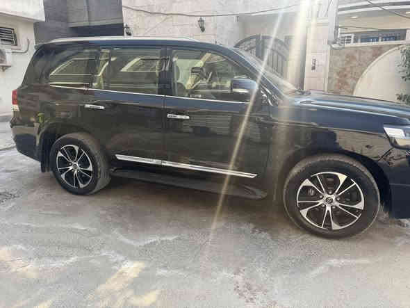 سلام عليكم لاند كروز 21 فطيم سياره جديده رقم مميز للبيع صار بيها شخط مو ضربه شخط جاملغ الامامي الايمن باب الخلفي الايمن وجاملغ الايمن الخلفي سعرها 51 علما السياره 8 سلندر جديده معنه الكلمه 
هاتف 
***********
