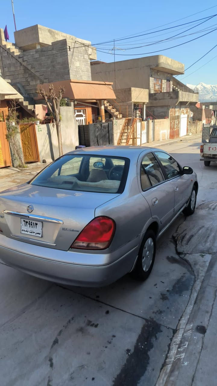 نیسان سەنی 2005 ئاڕمی هەولێرە سەنەوی ویشی لەگەڵایە تەحولی عەسڵە ئەستۆ پاکی بۆ کراوە خەرامەیشی بەشەرت یەک پەڵەی بجوک بۆ یاخی هەیە سەیارەکە فول فولە فۆڕمیکایە کە لەو عەینەک پێشوو دوای کەپسە   جوار دایەی  تازەی لەسەرە دەقەو ڕەقەی بەشەرت نـــرخ $82مـعامەلەیەکی کـەم پەیوەندی ***********
