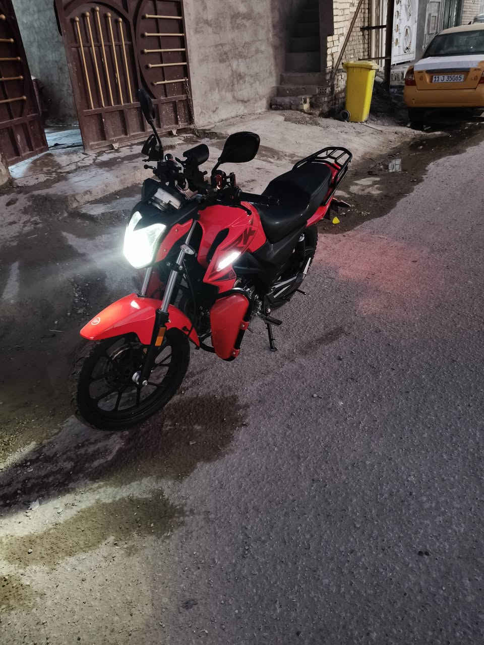 دراجه  ار كي 200 مرقمه رقم اربيل رقم انكليزي محرك مكينه ممفتوحه وخير من الله ماشيه 37 الف  بيهة حادث بصيط دبلات شوي بيهن عواج خفيف واضح بصور ولكفر مال العداد مكسور  السعر 2400000الشراي يجي خاص 
***********
