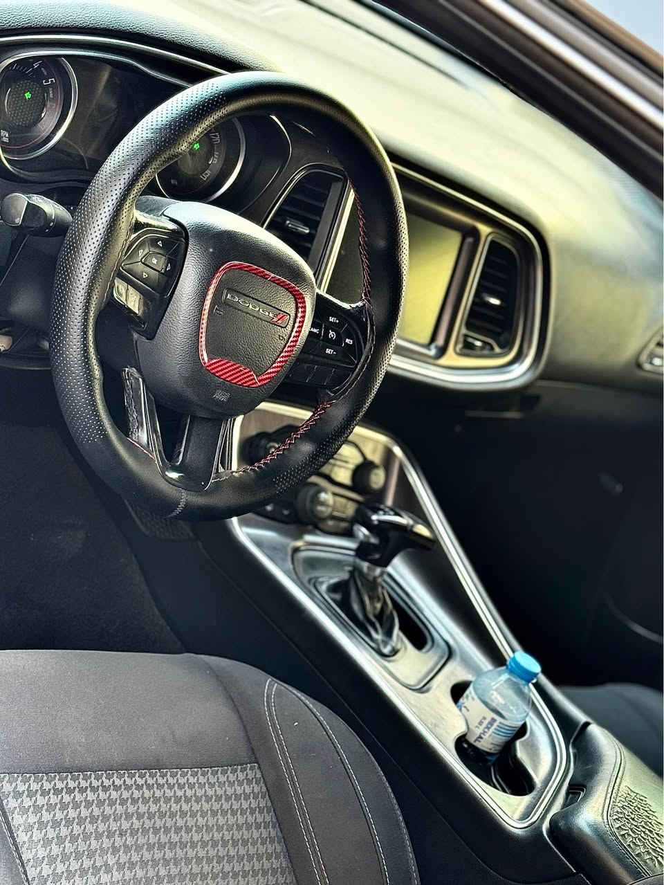 Dodge chalenger 2016 SXT 
محرك ٦ سلندر
سياره بدون حادث بدون ارباك
فقط شبر جاملغ خلفي صبغ و جاملغ امامي سائق مصبوغ
بدون دواخل بدون ارباك
الف دينار مابي مصرف
سياره ب اسمي فحص هزه سنوي كلها جديد
واتساب / *********** رقم اربيل مكان سياره اربيل
 كلين داخل بوه تةنها بستيك جاملغى دواوه و جاملغيكي پيشى سبوغه بى زورى بى ارباك نرخى ١٤٢ وةرةقة و كةميك مةجال  شوين هةولير أربيل, العراق

