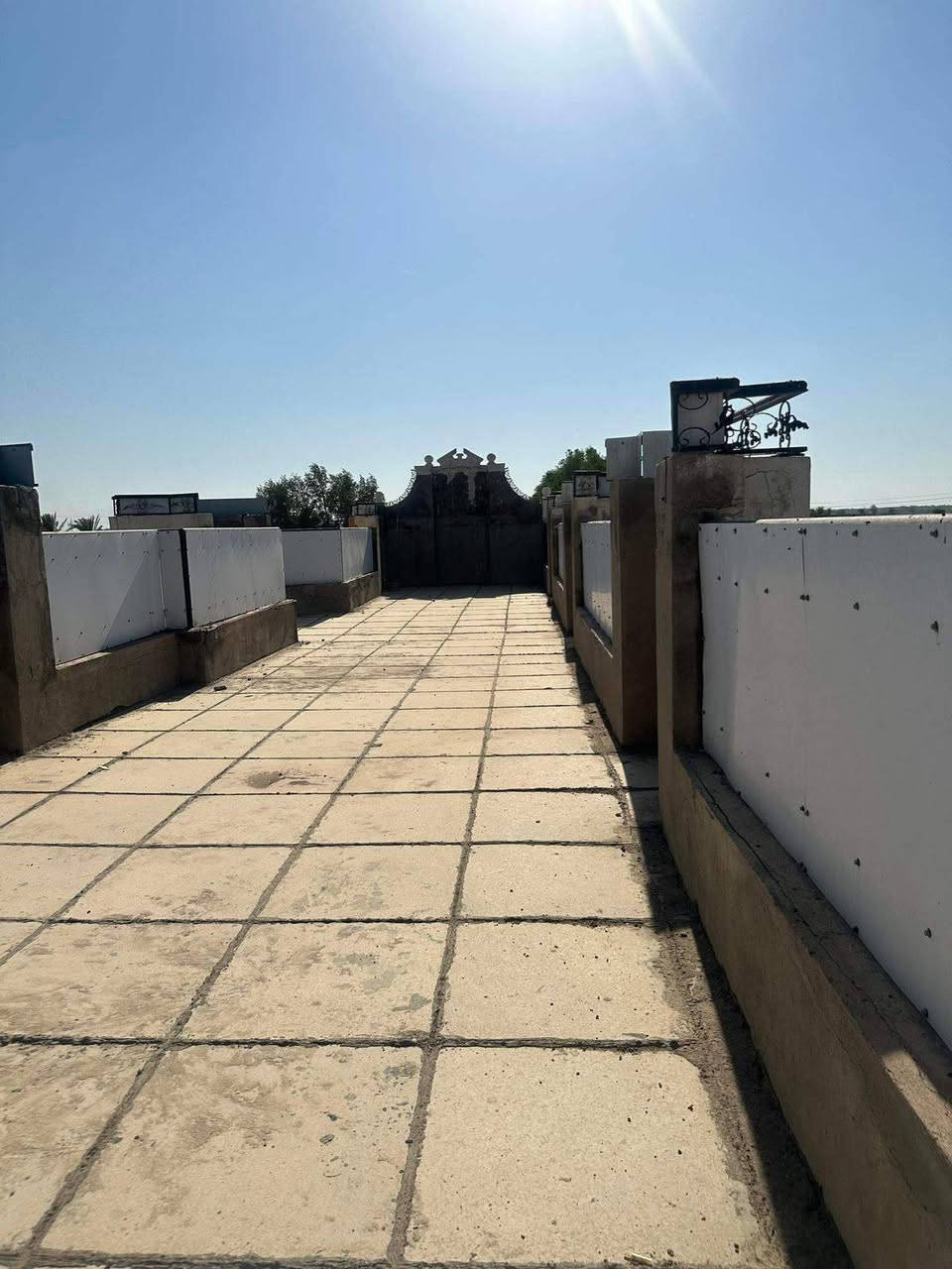 السلام عليكم 

مزرعة للبيع      

المساحه 2250 متر / طول 125 متر / العرض 18متر /  
الموقع بغداد حي الانتصار قرب مجاور  الراشدية
بناء 550 متر /  متكون البناء من بيتين ممكن فرزهن كل بيت مساحتة 275 متر 
تفاصيل البناء / صاله عدد 2 /مطبخ 2 / استقبال 2 / حمام7 / غرف نوم 8 /
حديقه 600 متر 
+ قطعه خلف البناء فارغه مساحتها 500 متر  
 + كراج 200 متر + مشتمل 

للاستفسار عن معلومات  او السعر 

*********** وتساب
